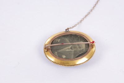 Lot 258 - AN EARLY 20TH CENTURY 18CT GOLD AND AGATE PIN BROOCH