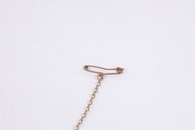Lot 258 - AN EARLY 20TH CENTURY 18CT GOLD AND AGATE PIN BROOCH