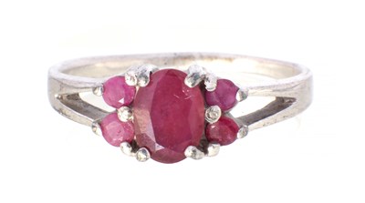 Lot 201 - A LADIES SILVER GARNET RING
