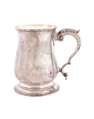 Lot 410 - A GEORGE III FOOTED BALUSTER SILVER MUG