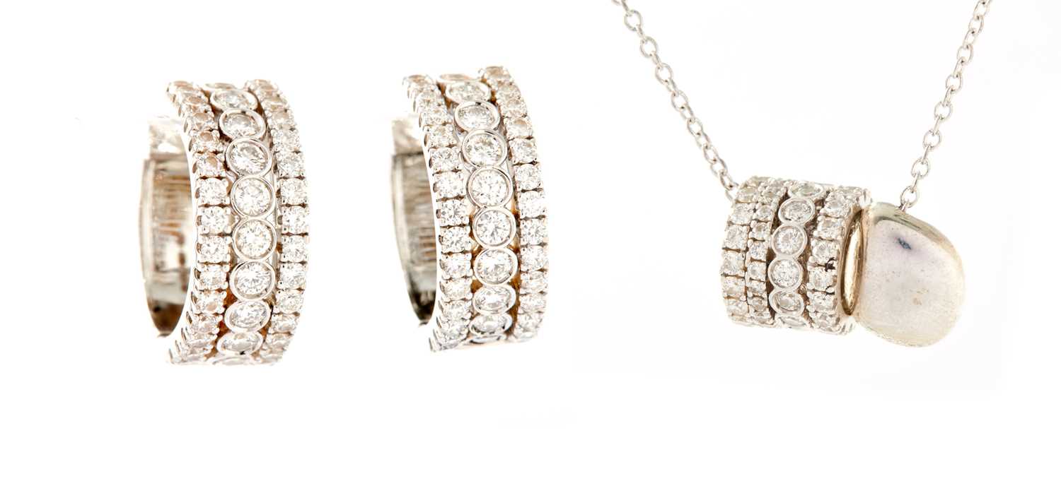 Lot 224 - A MAISON BIRKS DIAMOND BARREL NECKLACE AND EARRINGS SET