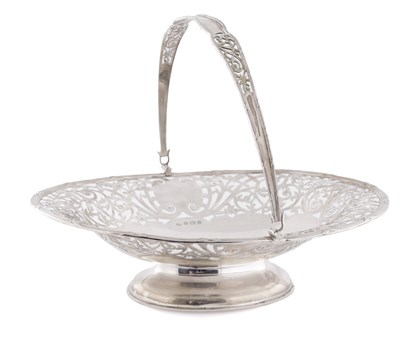 Lot 464 - AN EDWARD VII SILVER SWING HANDLED FOOTED BASKET