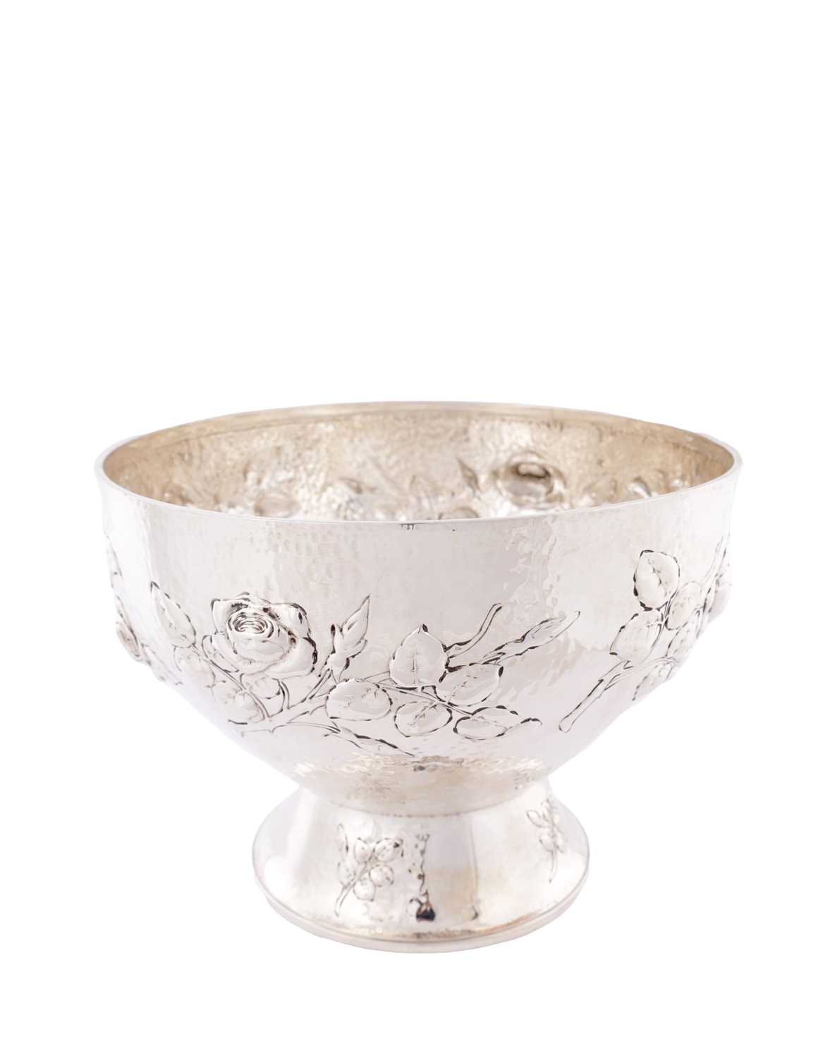 Lot 461 - AN ART NOUVEAU EMBOSSED SILVER BOWL