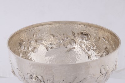 Lot 461 - AN ART NOUVEAU EMBOSSED SILVER BOWL