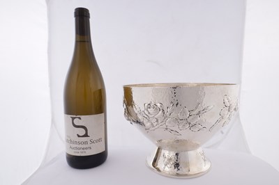 Lot 461 - AN ART NOUVEAU EMBOSSED SILVER BOWL