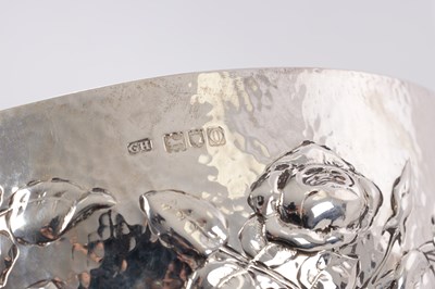 Lot 461 - AN ART NOUVEAU EMBOSSED SILVER BOWL