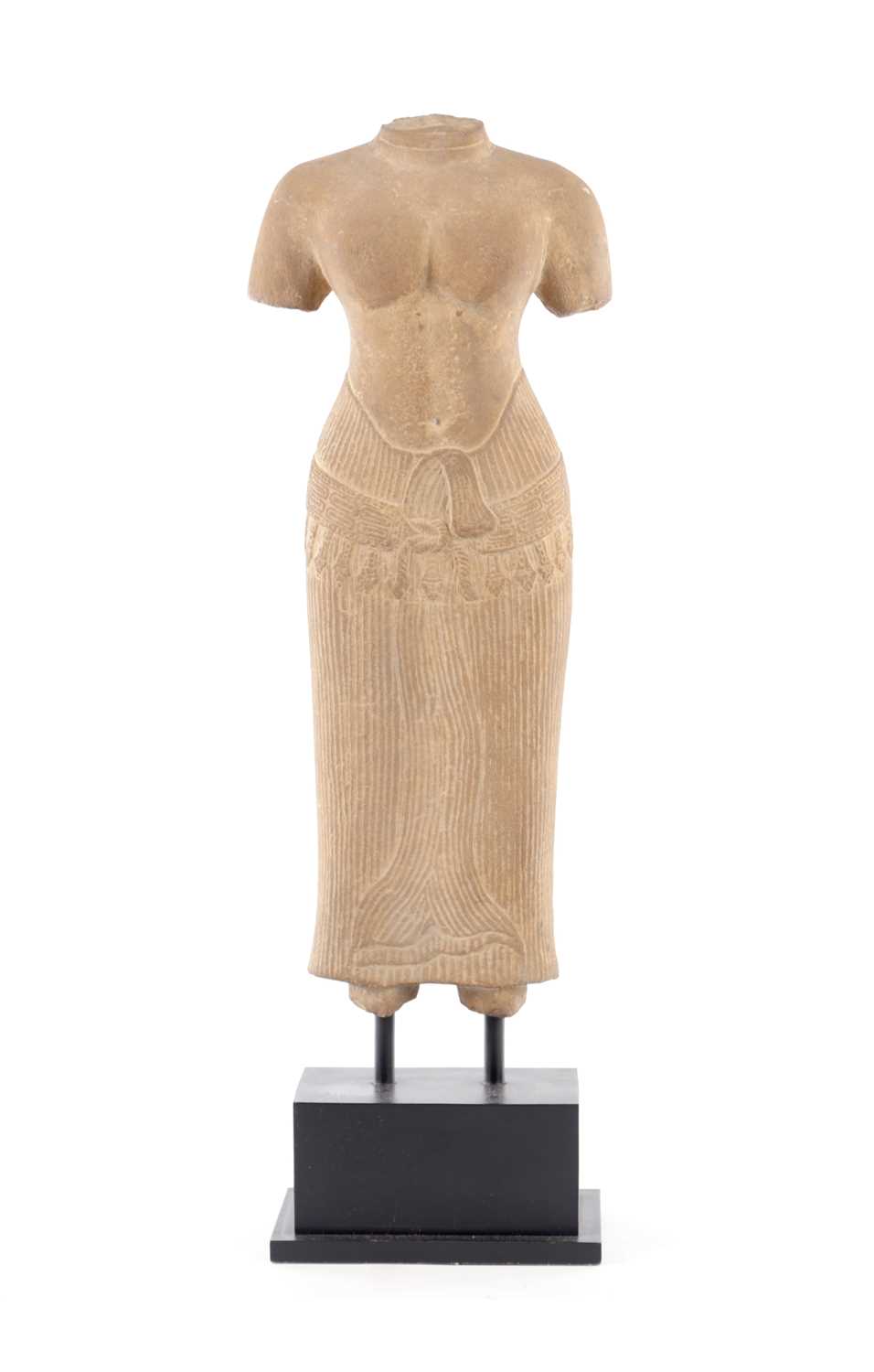 Lot 136 - AN EARLY 12/13TH CENTURY CARVED CAMBODIAN SANDSTONE FIGURAL SCULPTURE