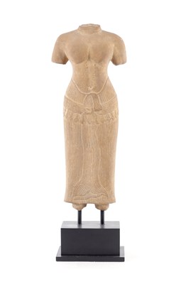 Lot 136 - AN EARLY 12/13TH CENTURY CARVED CAMBODIAN SANDSTONE FIGURAL SCULPTURE