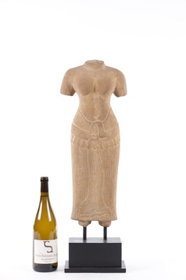 Lot 136 - AN EARLY 12/13TH CENTURY CARVED CAMBODIAN SANDSTONE FIGURAL SCULPTURE