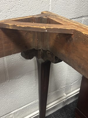 Lot 1293 - A GOOD GEORGE II MAHOGANY SIDE TABLE