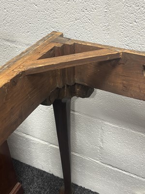 Lot 1293 - A GOOD GEORGE II MAHOGANY SIDE TABLE