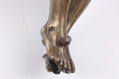 Lot 522 - A 17/18TH CENTURY BRONZE SCULPTURE CORPUS CHRISTI OF JESUS CHRIST CRUCIFIED