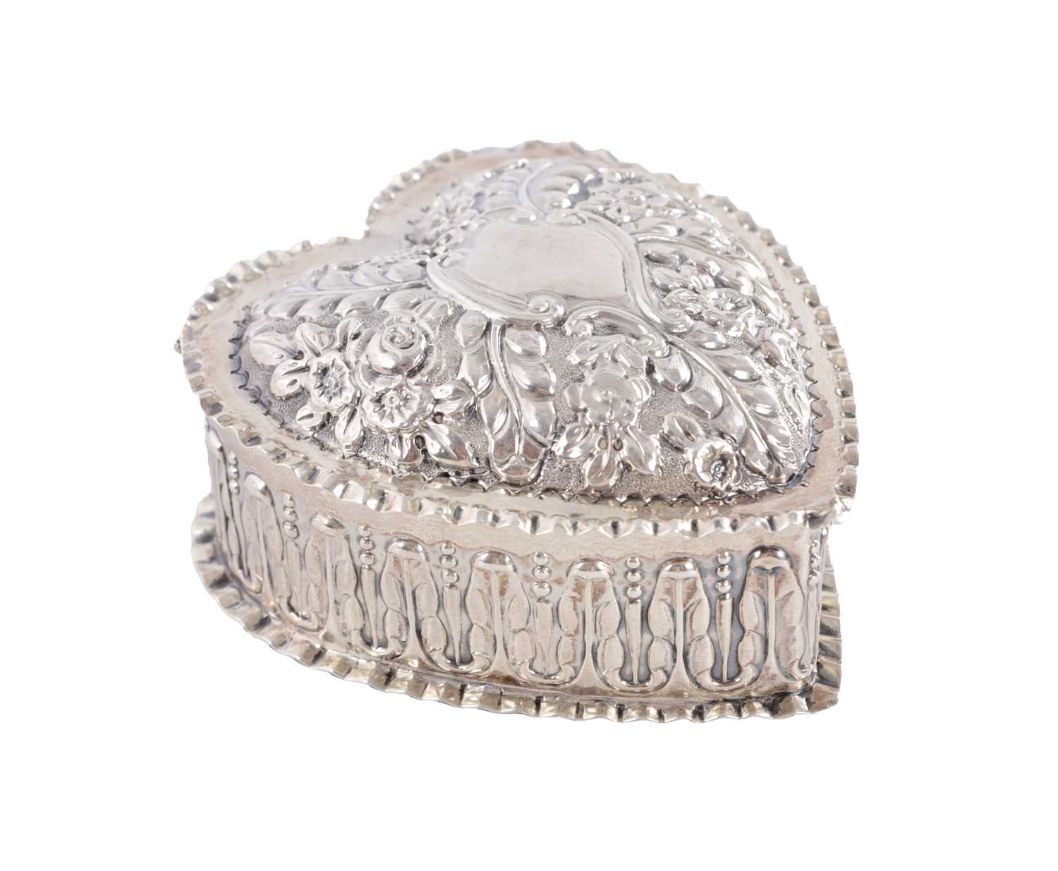 Lot 412 - A HEART SHAPED SILVER TRINKET BOX