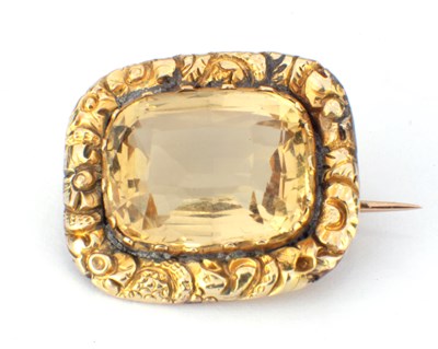 Lot 254 - A GOLD METAL AND CITRINE PIN BROOCH