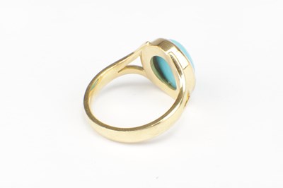 Lot 275 - AN 18CT GOLD LADIES' TURQUOISE RING