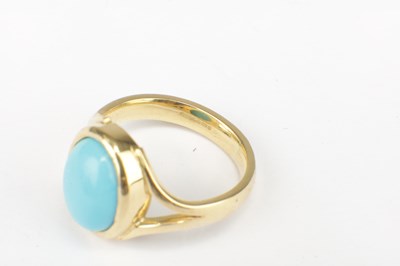 Lot 275 - AN 18CT GOLD LADIES' TURQUOISE RING
