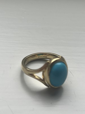 Lot 275 - AN 18CT GOLD LADIES' TURQUOISE RING