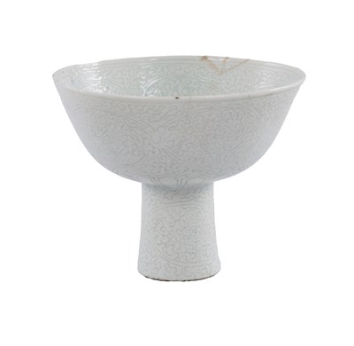 Lot 113 - A CHINESE QIANLONG PERIOD INCISED WHITE-GLAZED 'LOTUS' STEMBOWL