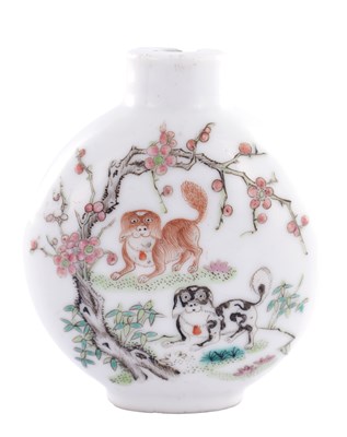 Lot 163 - A CHINESE QIANLONG PERIOD FAMILLE ROSE SNUFF BOTTLE