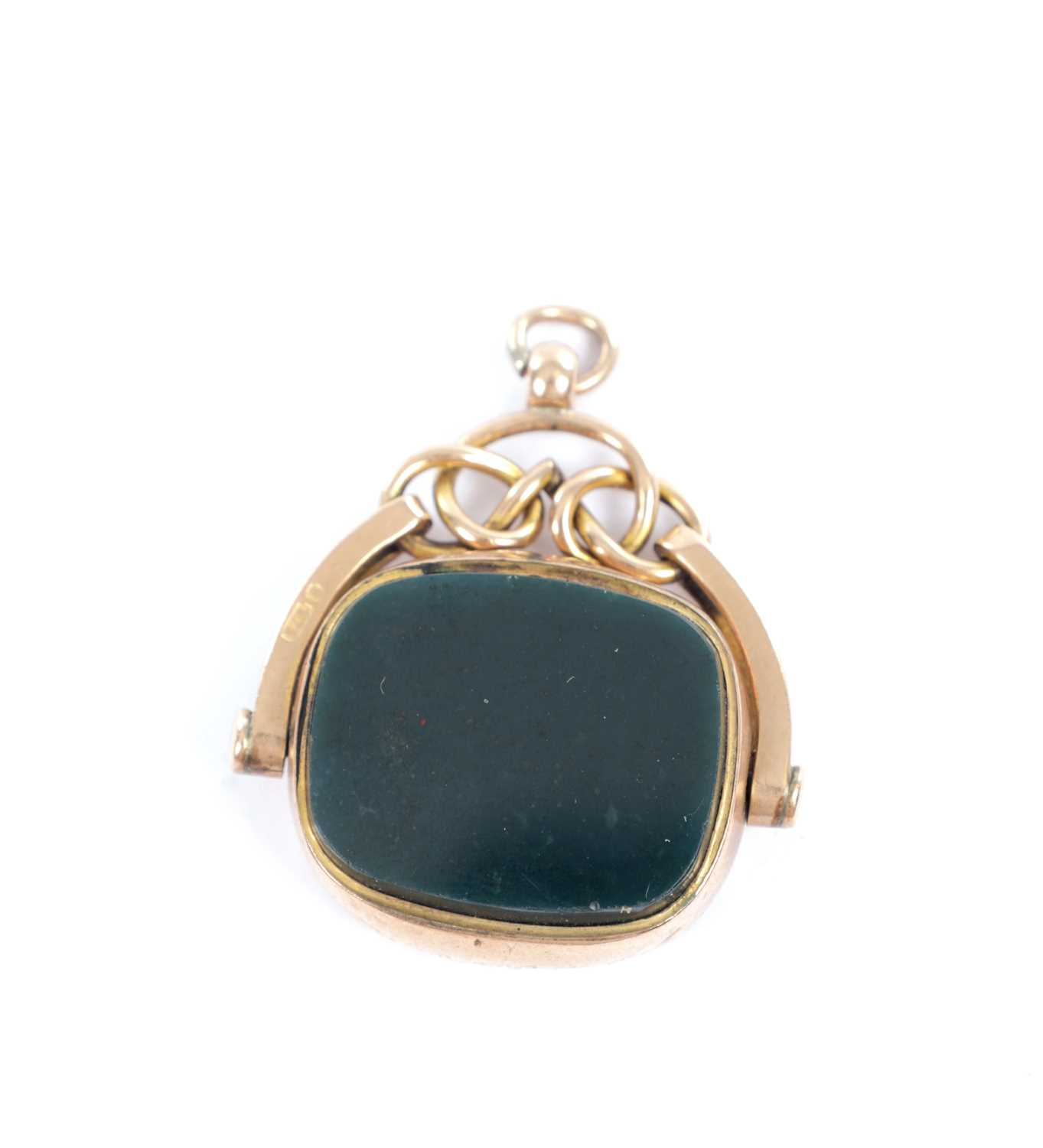 Lot 264 - A 20TH CENTURY 9CT GOLD MOUNTED AGATE FOB