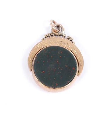Lot 231 - A 9CT GOLD MOUNTED AGATE AND BLOODSTONE FOB