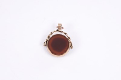 Lot 203 - A 20TH CENTURY 9CT GOLD MOUNTED BLOODSTONE AND CARNELIAN FOB