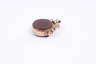 Lot 203 - A 20TH CENTURY 9CT GOLD MOUNTED BLOODSTONE AND CARNELIAN FOB
