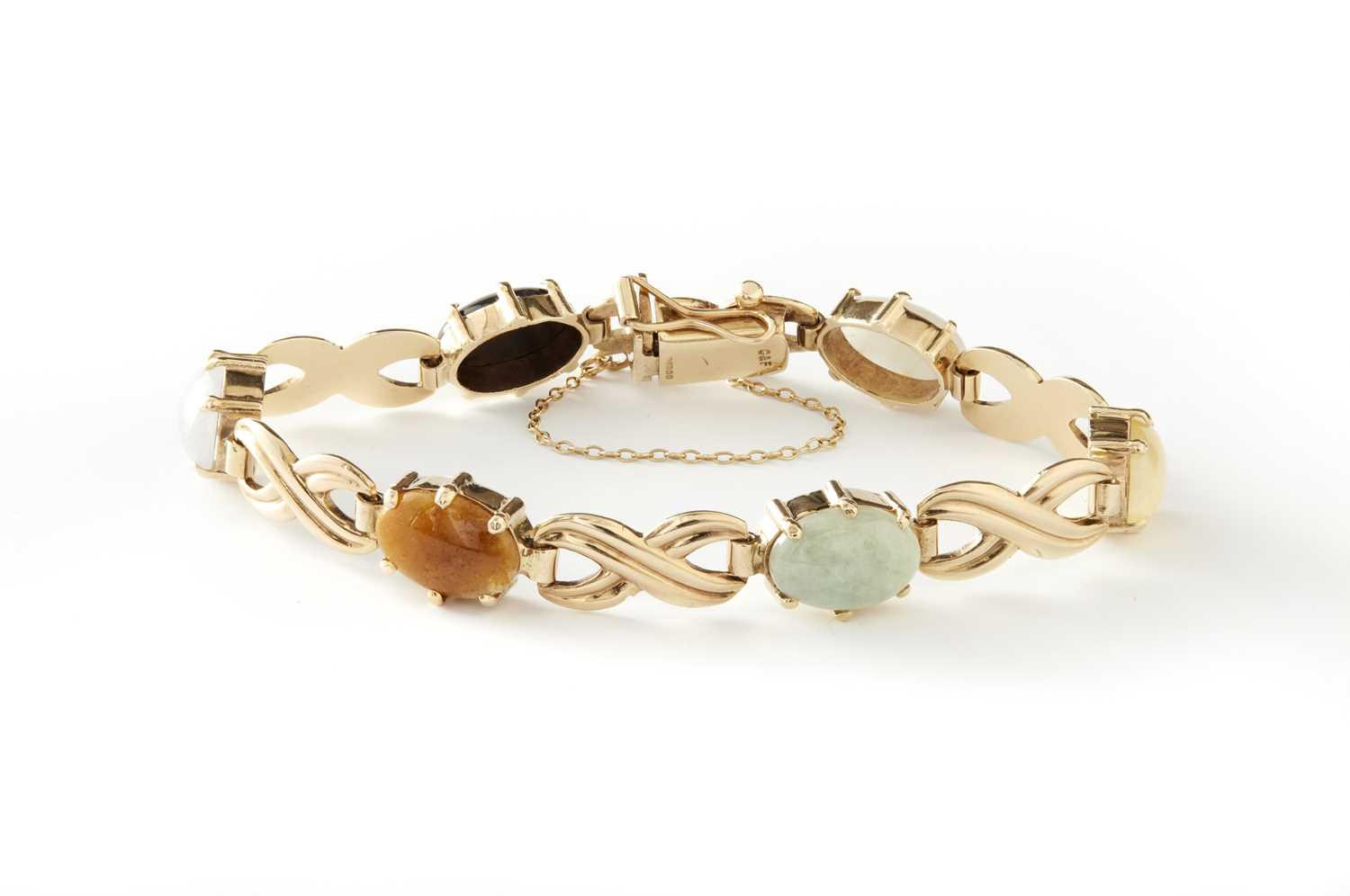 Lot 219 - A 9CT GOLD AND CABOCHON AGATE SET BRACELET