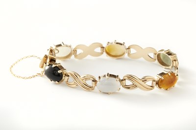 Lot 219 - A 9CT GOLD AND CABOCHON AGATE SET BRACELET