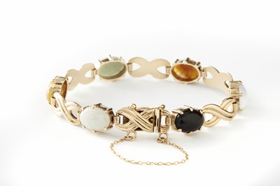 Lot 219 - A 9CT GOLD AND CABOCHON AGATE SET BRACELET