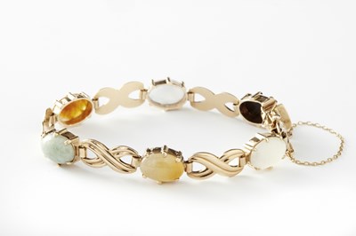 Lot 219 - A 9CT GOLD AND CABOCHON AGATE SET BRACELET