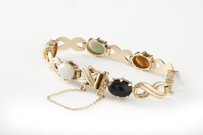 Lot 219 - A 9CT GOLD AND CABOCHON AGATE SET BRACELET