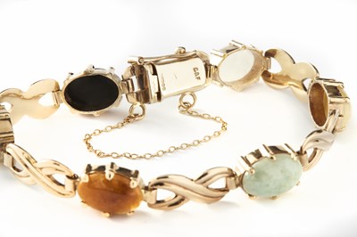 Lot 219 - A 9CT GOLD AND CABOCHON AGATE SET BRACELET