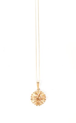 Lot 242 - A 9CT YELLOW GOLD SUNFLOWER PENDANT NECKLACE