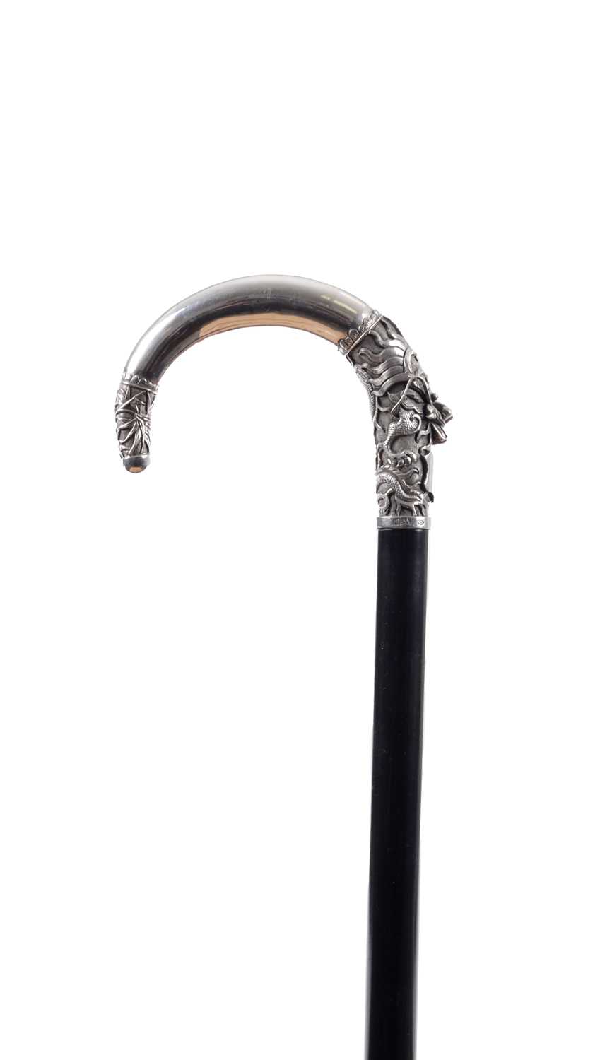 Lot 251 - AN EARLY 20TH CENTURY CHINESE SILVER CROOK HANDLE WALKING STICK