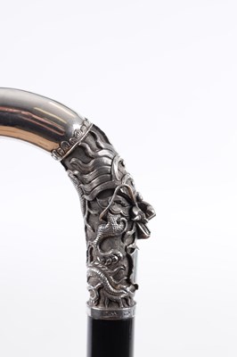Lot 251 - AN EARLY 20TH CENTURY CHINESE SILVER CROOK HANDLE WALKING STICK