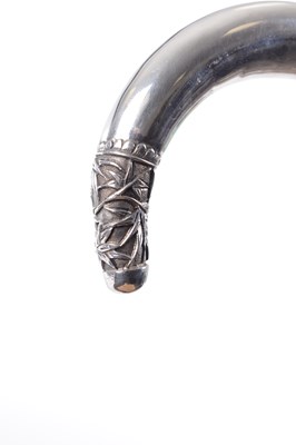 Lot 251 - AN EARLY 20TH CENTURY CHINESE SILVER CROOK HANDLE WALKING STICK