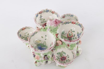 Lot 37 - AN UNUSUAL 18TH CENTURY BOW PORCELAIN SWEETMEAT STAND