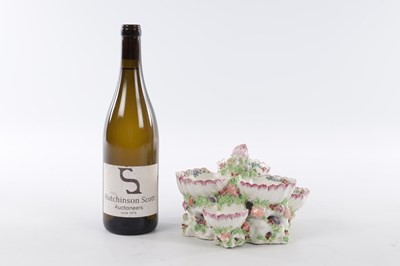 Lot 37 - AN UNUSUAL 18TH CENTURY BOW PORCELAIN SWEETMEAT STAND