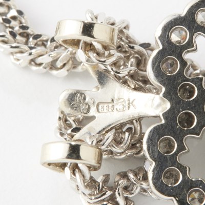 Lot 210 - A 9CT WHITE GOLD HEART SHAPED DIAMOND PENDANT NECKLACE