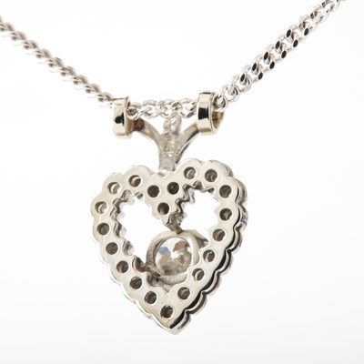 Lot 210 - A 9CT WHITE GOLD HEART SHAPED DIAMOND PENDANT NECKLACE