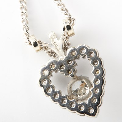 Lot 210 - A 9CT WHITE GOLD HEART SHAPED DIAMOND PENDANT NECKLACE