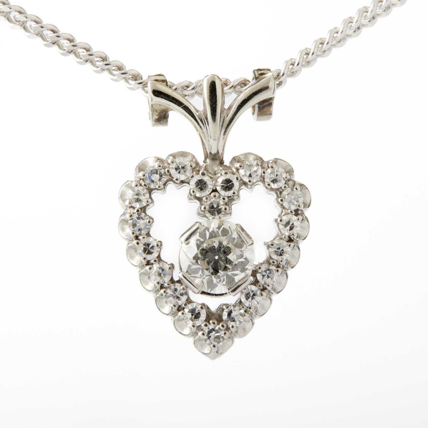 Lot 210 - A 9CT WHITE GOLD HEART SHAPED DIAMOND PENDANT NECKLACE