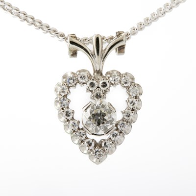 Lot 210 - A 9CT WHITE GOLD HEART SHAPED DIAMOND PENDANT NECKLACE