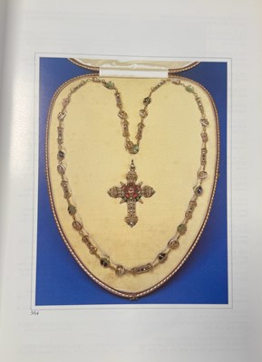 Lot 279 - A FINE AND IMPORTANT 19TH CENTURY FRENCH GOLD AND ENAMEL CROSS PENDANT NECKLACE