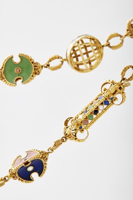 Lot 279 - A FINE AND IMPORTANT 19TH CENTURY FRENCH GOLD AND ENAMEL CROSS PENDANT NECKLACE