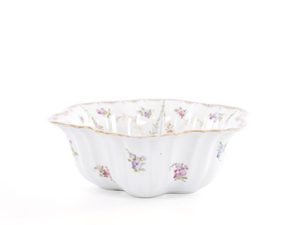 Lot 350 - A 19TH CENTURY DRESDEN PORCELAIN BOWL