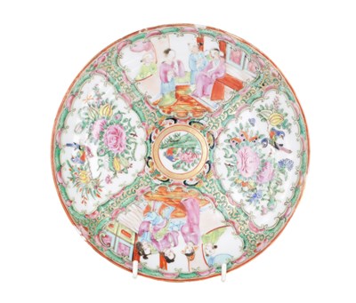Lot 361 - A 19TH CENTURY CHINESE CANTONESE FAMILLE ROSE DISH