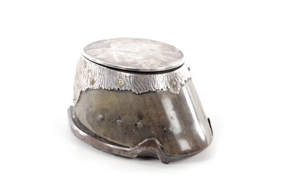 Lot 371 - AN EARLY 20TH CENTURY SILVER-MOUNTED HOOF INK WELL