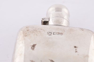 Lot 332 - AN EARLY 20TH CENTURY SILVER HIP FLASK
